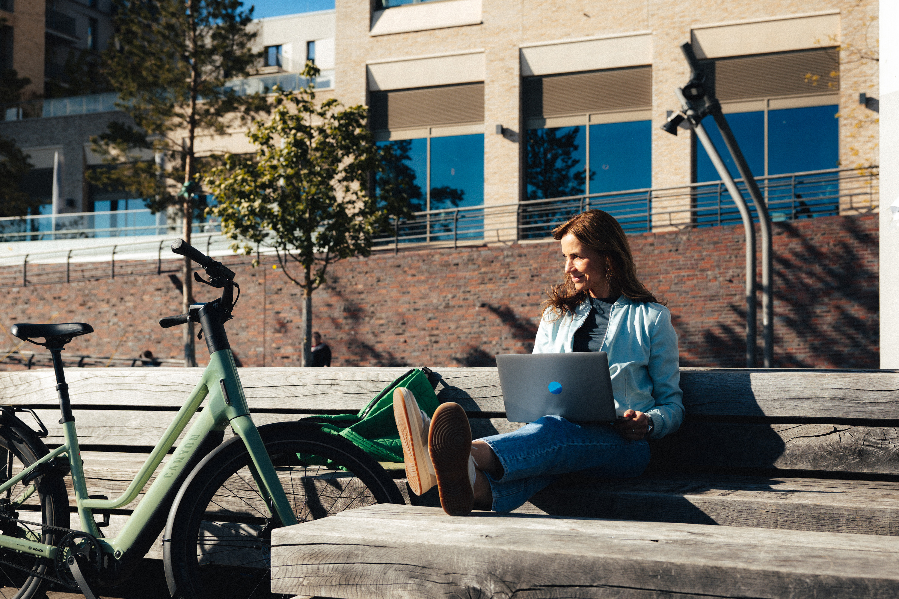 Frau mit Laptop